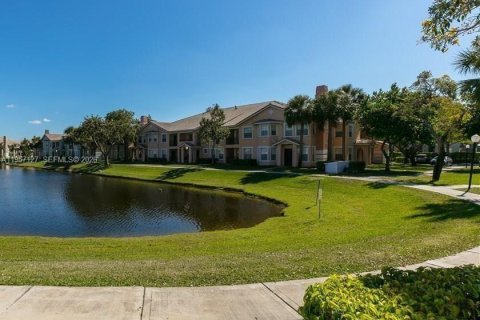 Condo in North Lauderdale, Florida, 3 bedrooms  № 2011202 - photo 4