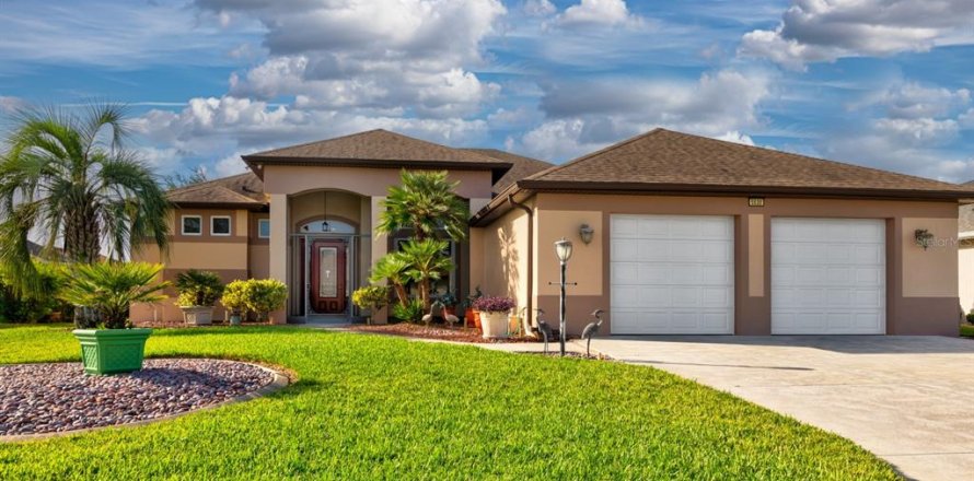 House in Leesburg, Florida 3 bedrooms, 240.9 sq.m. № 2196272