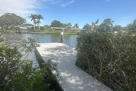 House in Largo, Florida 2 bedrooms, 189.15 sq.m. № 1853533 - photo 28