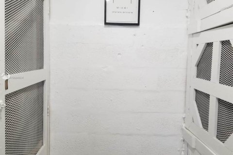 Commercial property in Miami Beach, Florida 27.68 sq.m. № 1985194 - photo 12