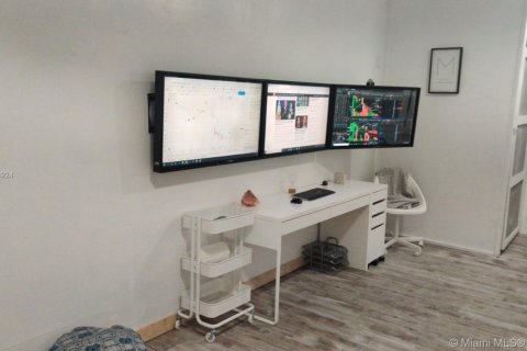 Commercial property in Miami Beach, Florida 27.68 sq.m. № 1985194 - photo 1