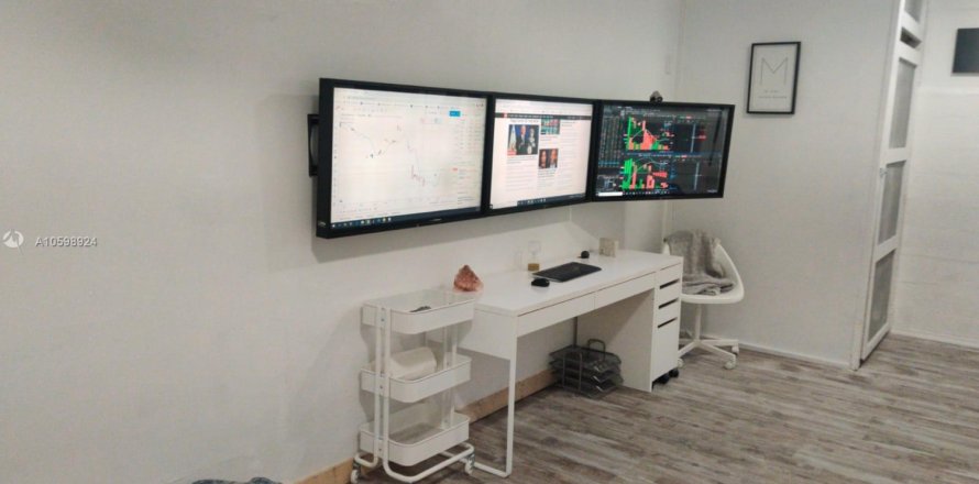 Commercial property in Miami Beach, Florida 27.68 sq.m. № 1985194