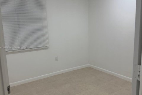 Condominio en alquiler en Miami, Florida, 3 dormitorios, 101.26 m2 № 1956497 - foto 2