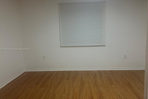 Condominio en alquiler en Miami, Florida, 3 dormitorios, 101.26 m2 № 1956497 - foto 3