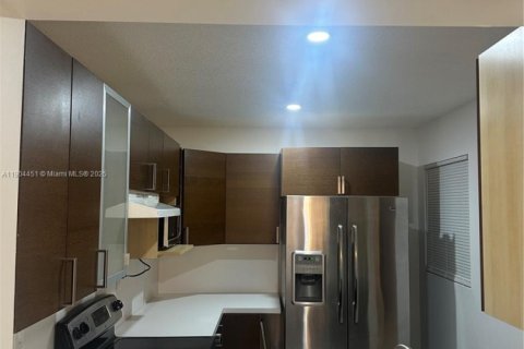 Condominio en alquiler en Miami, Florida, 3 dormitorios, 101.26 m2 № 1956497 - foto 1