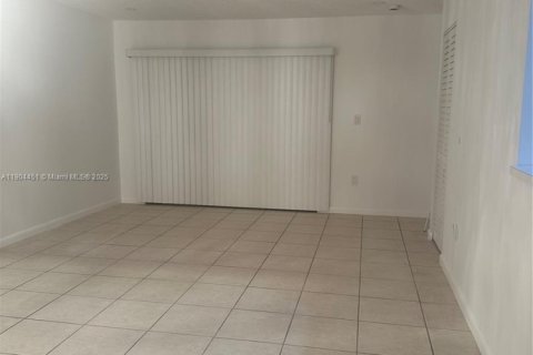 Condominio en alquiler en Miami, Florida, 3 dormitorios, 101.26 m2 № 1956497 - foto 7