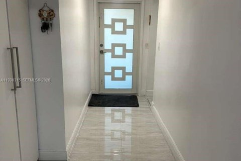 Villa ou maison à vendre à Hollywood, Floride: 4 chambres, 183.57 m2 № 1995894 - photo 2