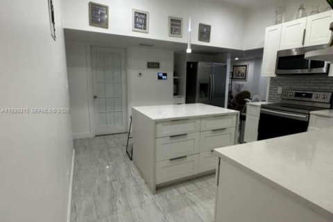 Villa ou maison à vendre à Hollywood, Floride: 4 chambres, 183.57 m2 № 1995894 - photo 14