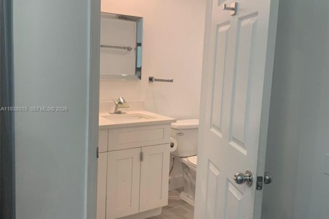 Villa ou maison à vendre à Hollywood, Floride: 4 chambres, 183.57 m2 № 1995894 - photo 29