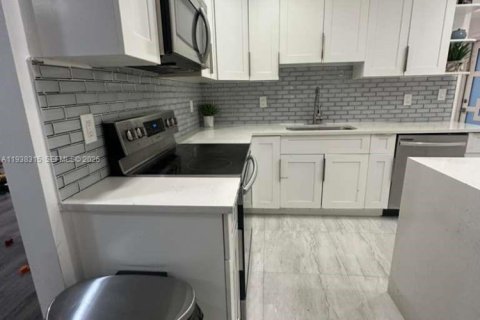 Villa ou maison à vendre à Hollywood, Floride: 4 chambres, 183.57 m2 № 1995894 - photo 17