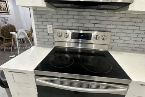 Villa ou maison à vendre à Hollywood, Floride: 4 chambres, 183.57 m2 № 1995894 - photo 15