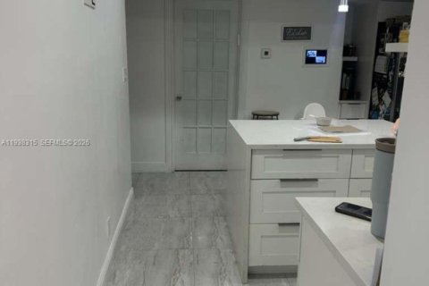 Villa ou maison à vendre à Hollywood, Floride: 4 chambres, 183.57 m2 № 1995894 - photo 3