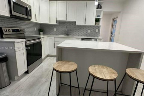 Villa ou maison à vendre à Hollywood, Floride: 4 chambres, 183.57 m2 № 1995894 - photo 8