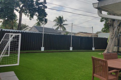 Villa ou maison à vendre à Hollywood, Floride: 4 chambres, 183.57 m2 № 1995894 - photo 21