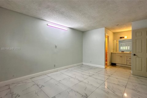 Condo in Lauderhill, Florida, 2 bedrooms  № 2399953 - photo 16