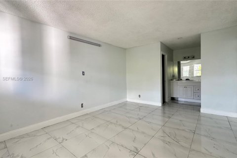 Condo in Lauderhill, Florida, 2 bedrooms  № 2399953 - photo 10