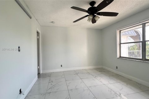 Condo in Lauderhill, Florida, 2 bedrooms  № 2399953 - photo 8