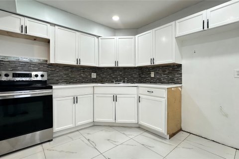 Condo in Lauderhill, Florida, 2 bedrooms  № 2399953 - photo 6