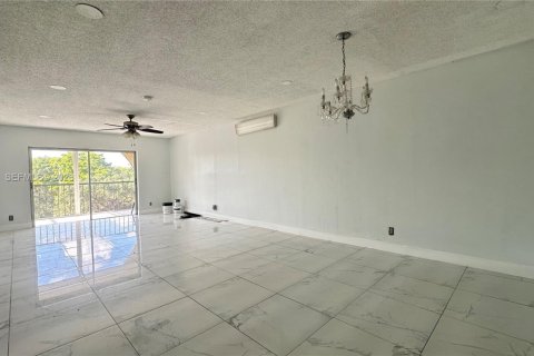 Condo in Lauderhill, Florida, 2 bedrooms  № 2399953 - photo 3