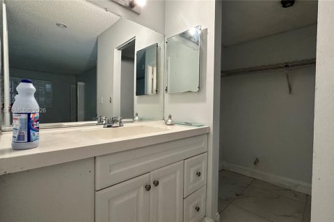 Condo in Lauderhill, Florida, 2 bedrooms  № 2399953 - photo 18