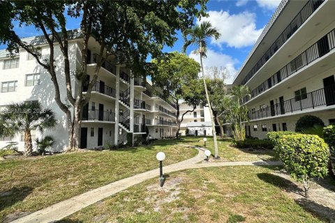 Condo in Lauderhill, Florida, 2 bedrooms  № 2399953 - photo 2