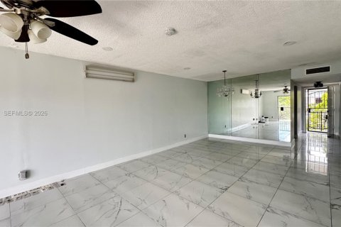 Condo in Lauderhill, Florida, 2 bedrooms  № 2399953 - photo 4