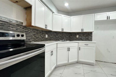 Condo in Lauderhill, Florida, 2 bedrooms  № 2399953 - photo 7