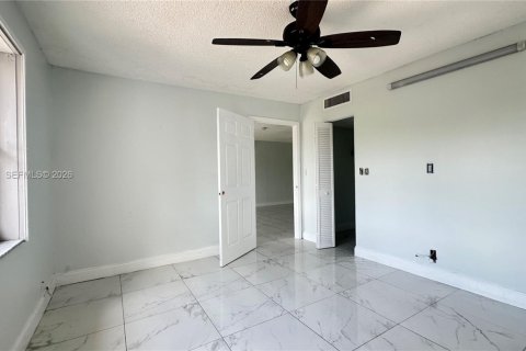 Condo in Lauderhill, Florida, 2 bedrooms  № 2399953 - photo 11
