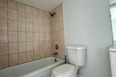 Condo in Lauderhill, Florida, 2 bedrooms  № 2399953 - photo 13