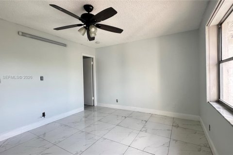 Condo in Lauderhill, Florida, 2 bedrooms  № 2399953 - photo 9