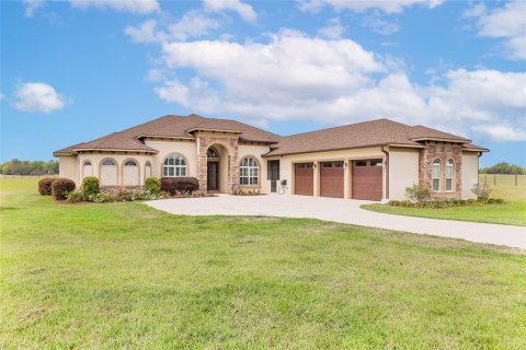 House in Eustis, Florida 4 bedrooms, 355.82 sq.m. № 1675976 - photo 1