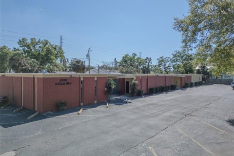 Propiedad comercial en alquiler en Saint Petersburg, Florida, 806.48 m2 № 1626061 - foto 2