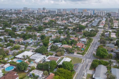 House in Pompano Beach, Florida 2 bedrooms, 130.16 sq.m. № 884269 - photo 1