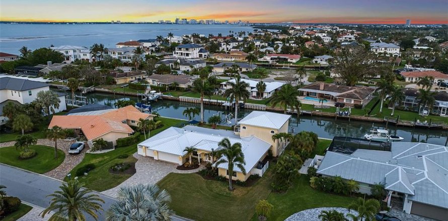 House in Longboat Key, Florida 3 bedrooms, 282.89 sq.m. № 2215010
