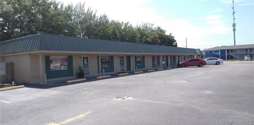 Commercial property in Apopka, Florida № 2207043