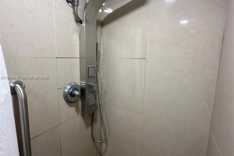 Commercial property in Miami, Florida 1 bedroom, 121.79 sq.m. № 2062802 - photo 5