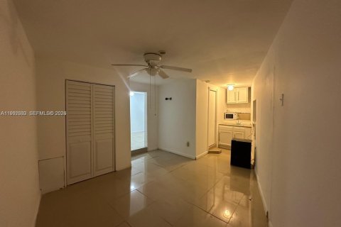 Commercial property in Miami, Florida 1 bedroom, 121.79 sq.m. № 2062802 - photo 13