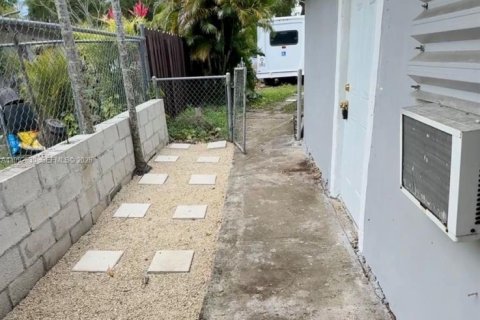 Commercial property in Miami, Florida 1 bedroom, 121.79 sq.m. № 2062802 - photo 7