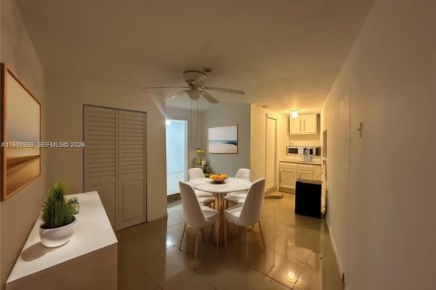 Commercial property in Miami, Florida 1 bedroom, 121.79 sq.m. № 2062802