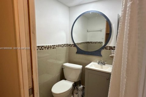 Commercial property in Miami, Florida 1 bedroom, 121.79 sq.m. № 2062802 - photo 4