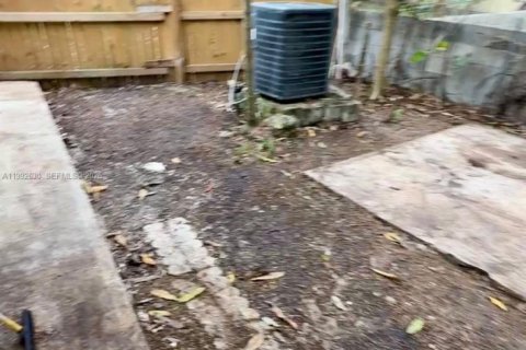 Commercial property in Miami, Florida 1 bedroom, 121.79 sq.m. № 2062802 - photo 11