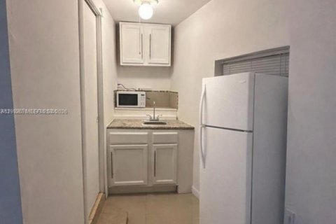 Commercial property in Miami, Florida 1 bedroom, 121.79 sq.m. № 2062802 - photo 2
