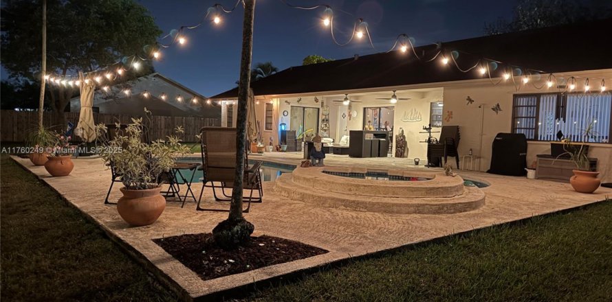 House in Homestead, Florida 3 bedrooms, 167.41 sq.m. № 1695667