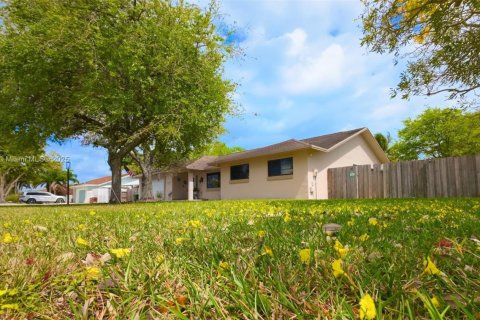 House in Homestead, Florida 3 bedrooms, 167.41 sq.m. № 1695667 - photo 26