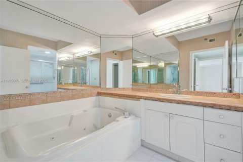 Купить кондоминиум в Авентура, Флорида 2 спальни, 117.99м2, № 1993479 - фото 7