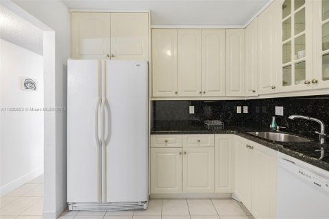 Condominio en venta en Hallandale Beach, Florida, 2 dormitorios, 94.76 m2 № 1790259 - foto 20
