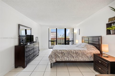 Condominio en venta en Hallandale Beach, Florida, 2 dormitorios, 94.76 m2 № 1790259 - foto 23