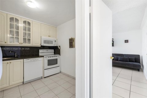 Condominio en venta en Hallandale Beach, Florida, 2 dormitorios, 94.76 m2 № 1790259 - foto 18
