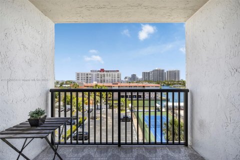 Condominio en venta en Hallandale Beach, Florida, 2 dormitorios, 94.76 m2 № 1790259 - foto 29