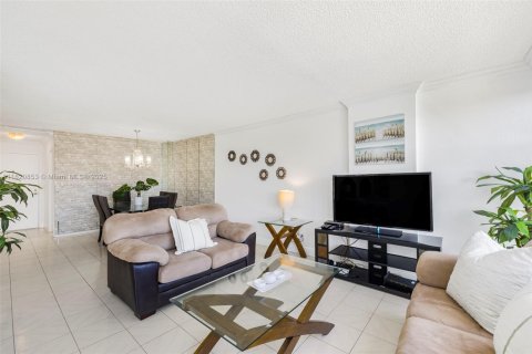 Condominio en venta en Hallandale Beach, Florida, 2 dormitorios, 94.76 m2 № 1790259 - foto 13